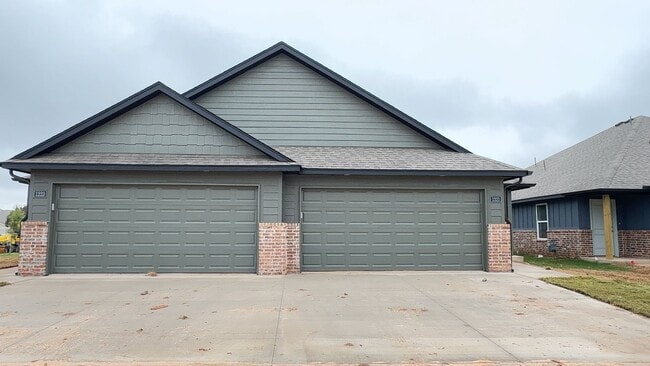 Photo - 3 Bedroom 2 Bath 2 Car Garage Duplex in Great location close to the Broadway Extension and 8 minu...