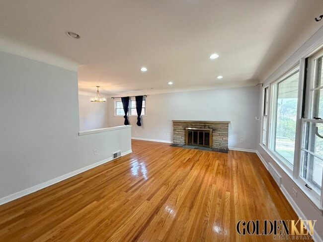 Building Photo - 2082 Vernier Rd Rental