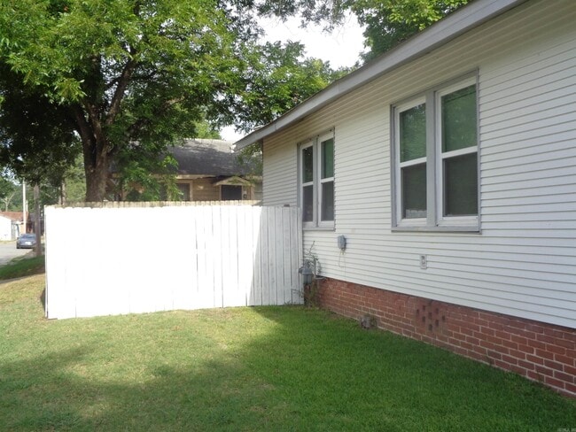 Photo - 1201 Division St