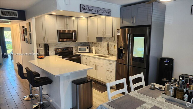 Building Photo - 2043 Harwood D Unit 2043 Rental