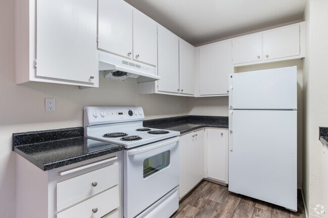2BR, 1BA - 817SF