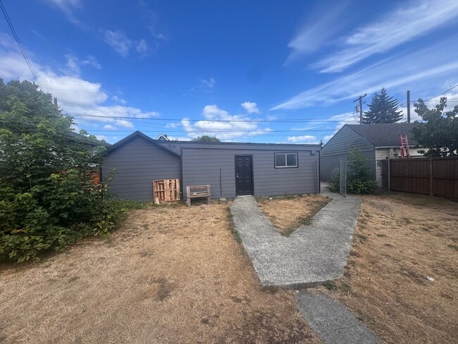 824 G St