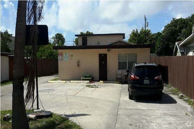 Building Photo - 610 NE 35th St Rental