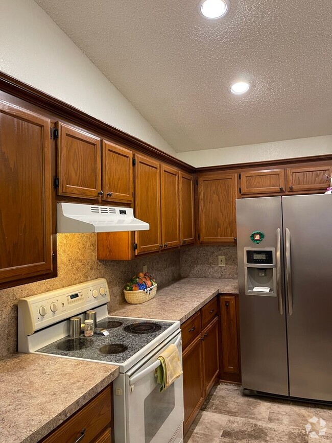 Building Photo - 3 bed 2 bath, 2 car, Moore Schools, fenced... Rental