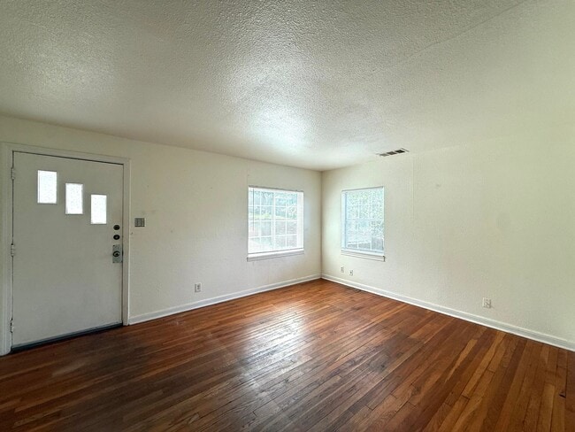 Photo - Rare 2/1 w/ Basement in Cherrywood!