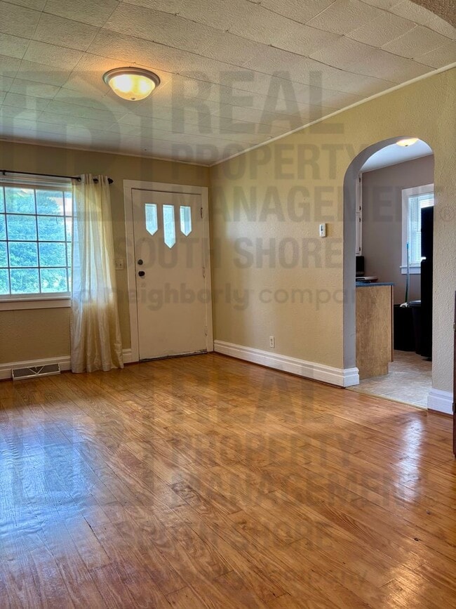 Photo - Spacious 3Bed/1.5Bath Close to Valparaiso