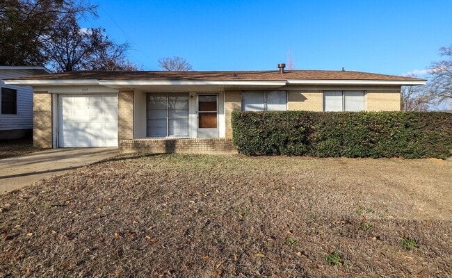 Building Photo - 3 Bedroom 1.5 Bath House for Rent In Wake Village, TX!
