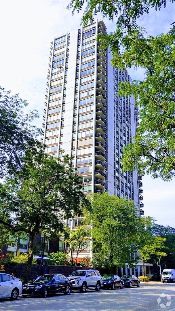Building Photo - 1455 N Sandburg Terrace Unit 1907B Rental