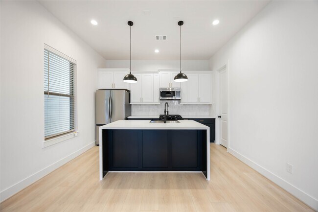 Photo - 2528 Live Oak St