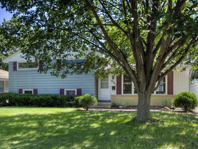 Building Photo - $500 Off 1st Month's Rent - 4 Bedroom Hous... Rental