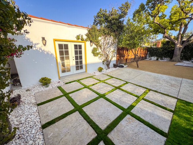 Building Photo - 128 S Brighton St Unit 2