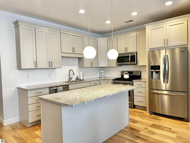 Photo - 982 Lake Ridge Dr