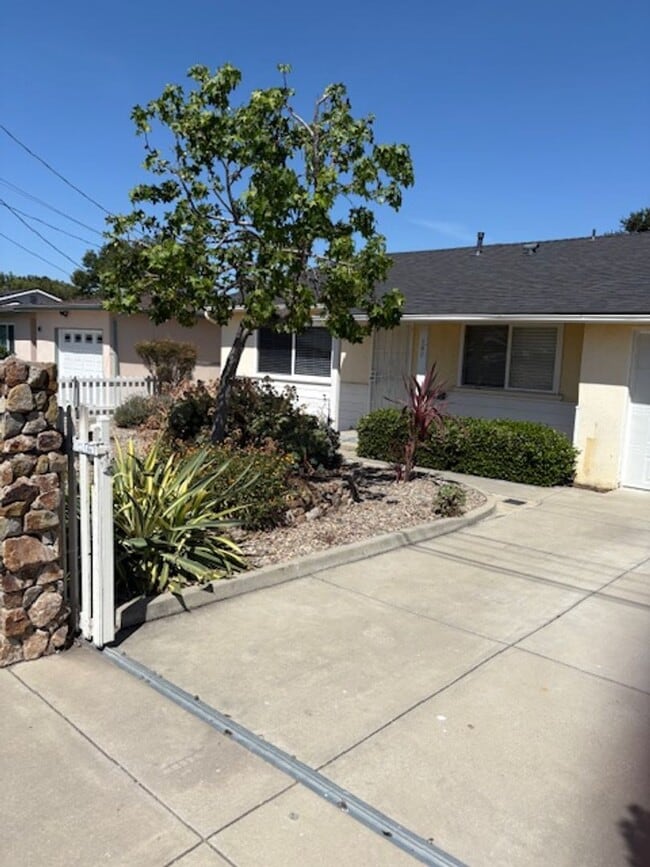 Building Photo - Beautiful 3 Bedroom, 1 Bathroom house