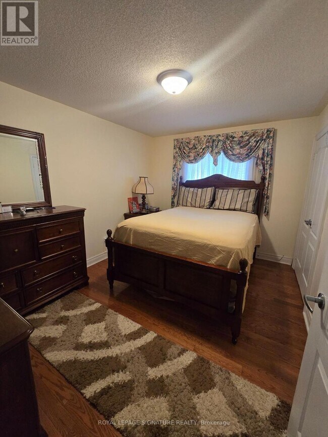 Photo - 19 Red Plant Crescent