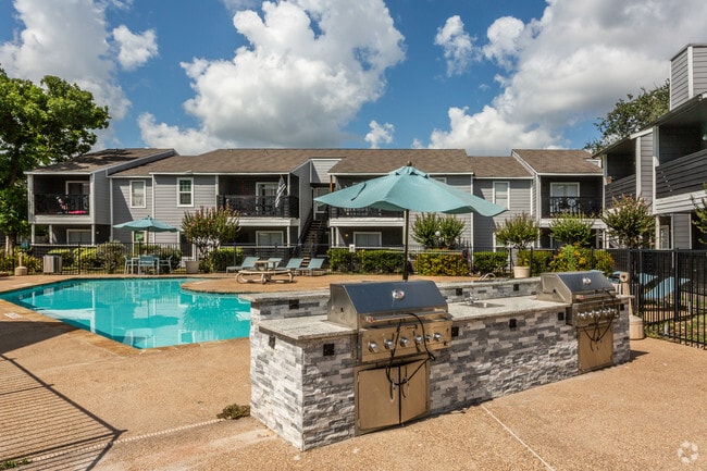 Building Photo - Silvermine