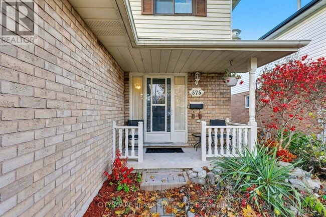 Photo - 575 Springbank Ave