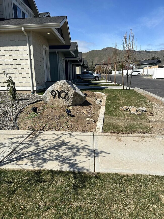 Photo - 910 Poplar Ave