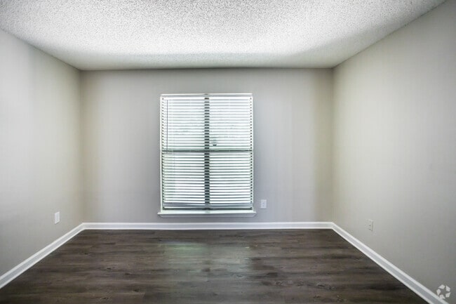 1 BR, 1 BA - 800SF