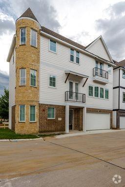 Building Photo - 200 S Village Way Rental