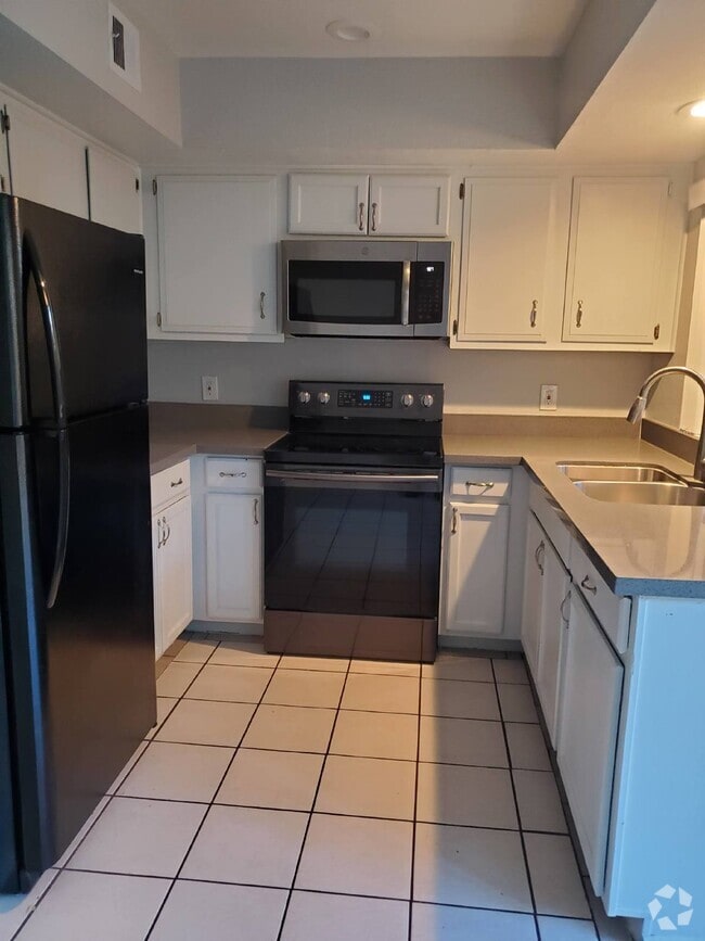 Building Photo - For Rent: Charming 2-Bedroom, 2-Bathroom T... Unit #10 Rental