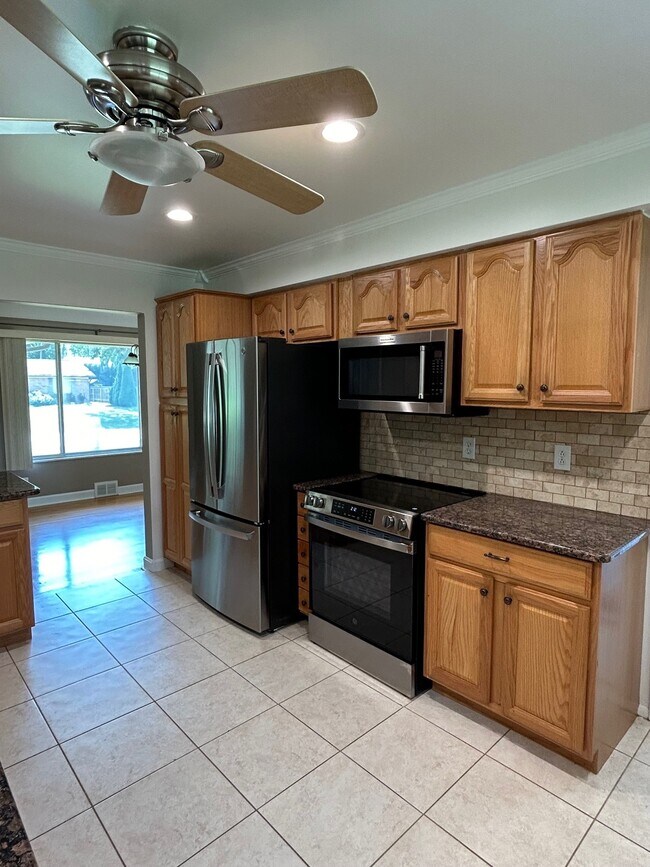 Kitchen - 2558 Avonhurst Dr House
