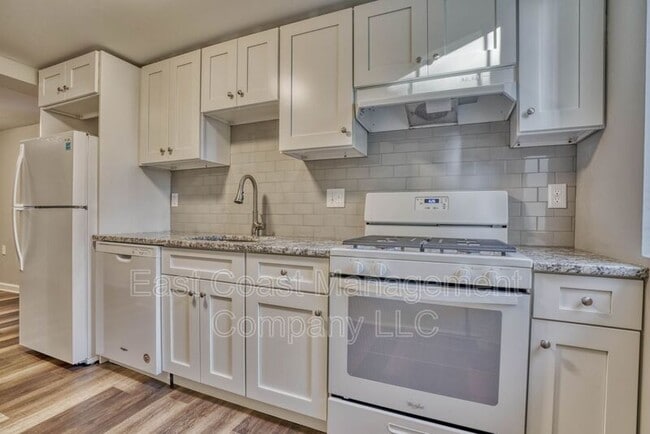 Building Photo - 2110 Taylor Ave Unit Apt B