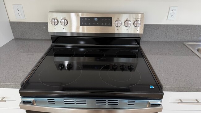 Photo - 907 Herbine St