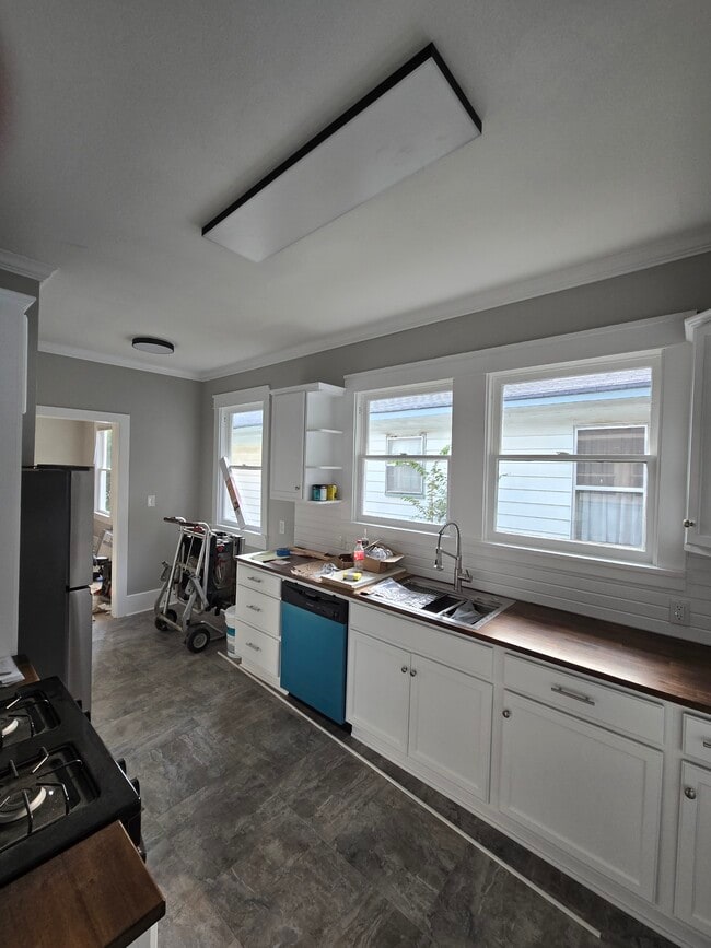 Photo - 328 Robinson Pl