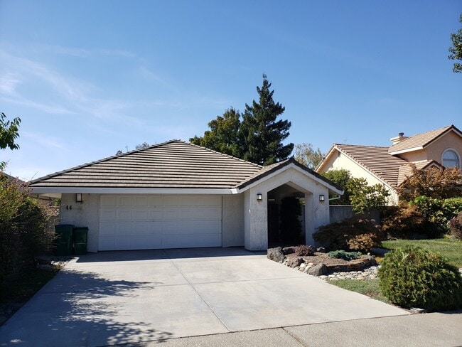 Building Photo - Lakefront Living in this 3/2 Beautiful Home! (55+ Community)