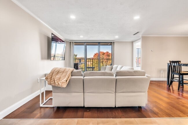 Building Photo - 55 River Rd Unit 6C