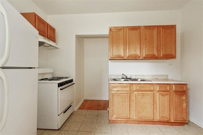 Photo - 1742-56 E 72nd St