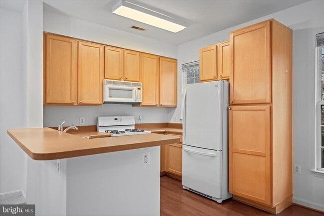 Photo - 23094 Fontwell Square