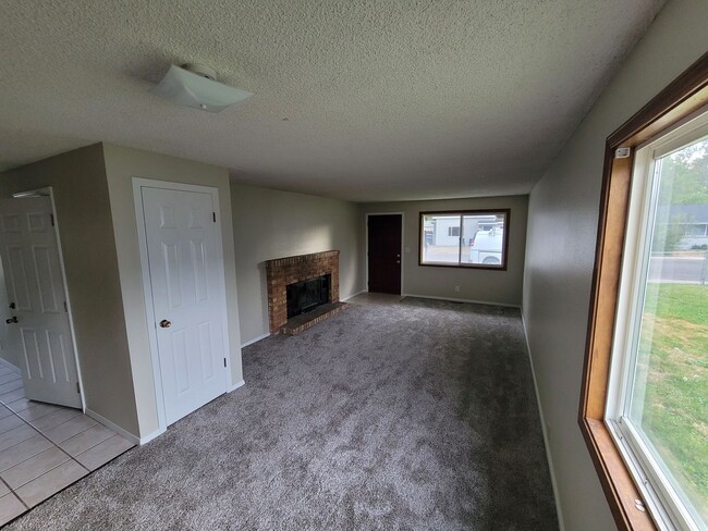 3 Bd / 1 BA Pet Friendly~New Carpets & Paint! - 3 Bd / 1 BA Pet Friendly~New Carpets & Paint! House