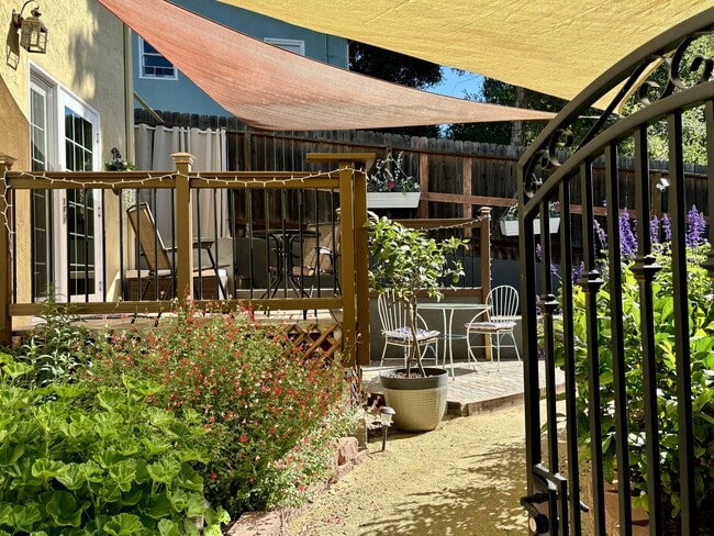 Patio privado cerrado - 1340 Hospital Rd Unidad B