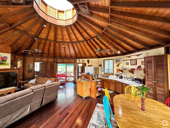 Building Photo - Island-Style Living in Hawaiian Paradise Park Rental