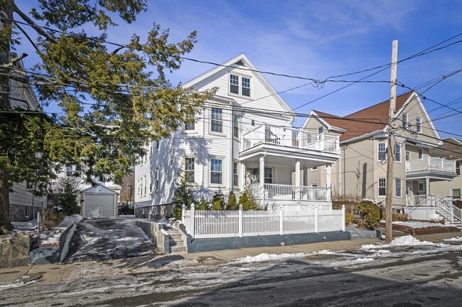 Building Photo - 127 Selwyn St Unit 2