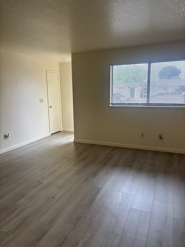 Photo - 906-906 Byron Ln