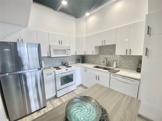 Building Photo - 2016 Main St Unit 1715