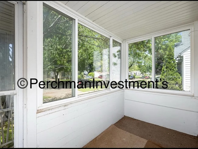 Photo - 9576 Columbia St