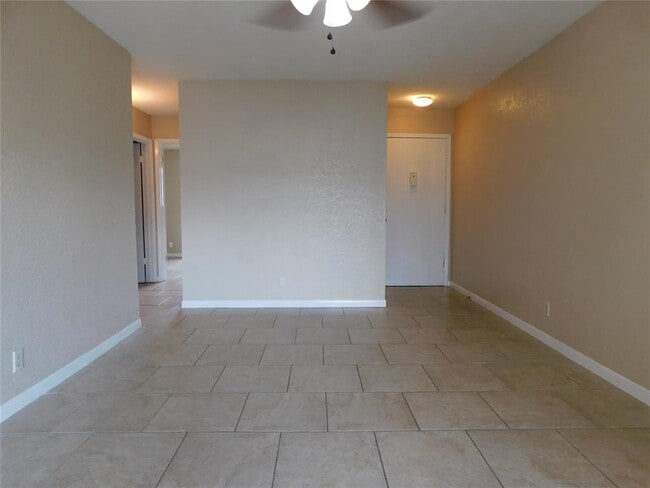 Photo - 2600 Penny Ln Unidad 201 Rental