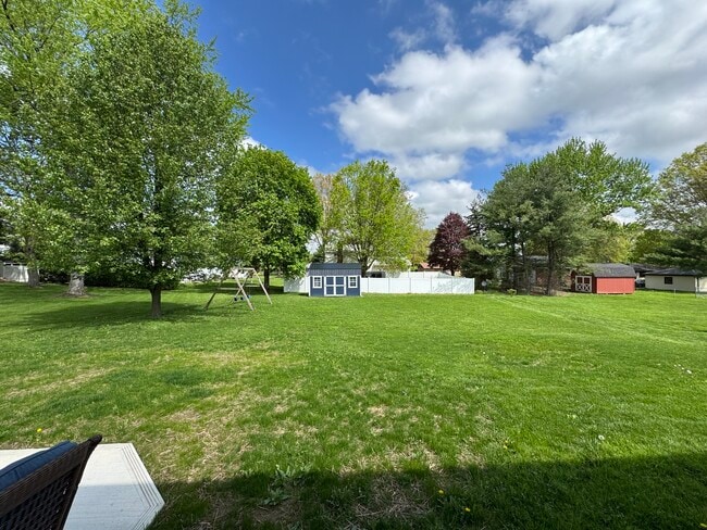 Patio trasero izquierdo (cobertizo y columpio) - 1478 E 10th St