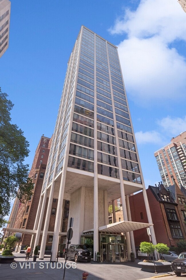 Building Photo - 1300 N Astor St Rental