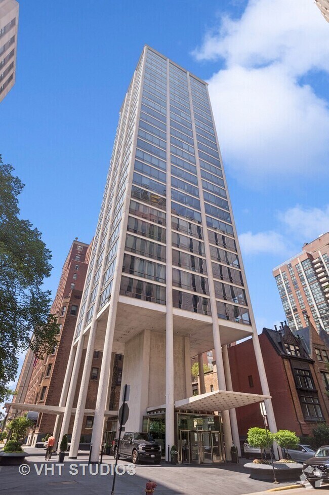 Building Photo - 1300 N Astor St Rental