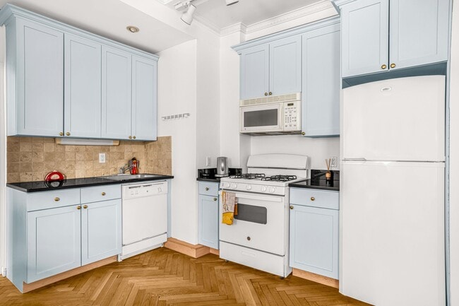 Photo - 140 W 71st St