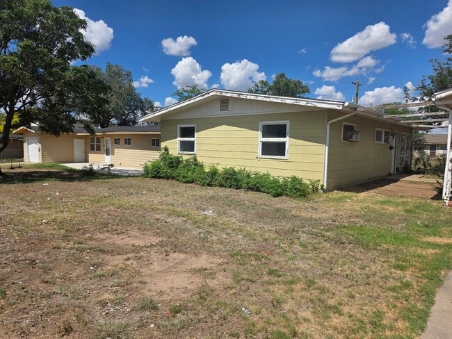 Building Photo - 3 Bed / 1 Bath Gem with Fenced Yard & Carport!