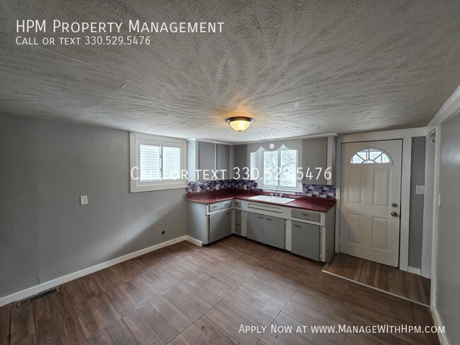 Photo - 111 Maple Ave SE