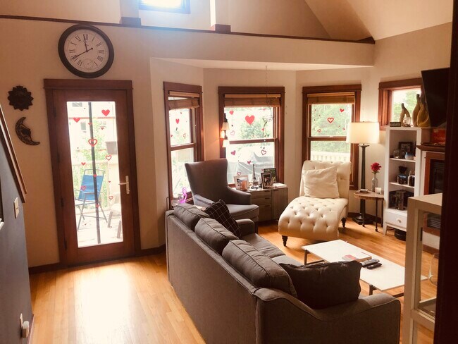 Living Room - 1310 Jenifer St Unit 2