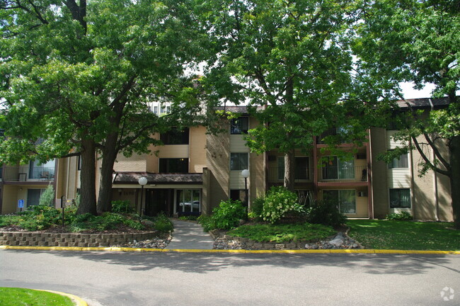 Building Photo - 2 BR, 2 BA Condo  in the Heart of Roseville!