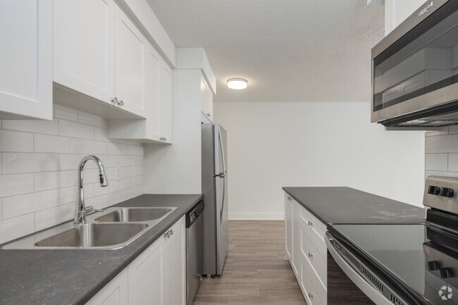 2BR, 1BA - 1,045SF - Kitchen - 535 & 555 Shaw Avenue