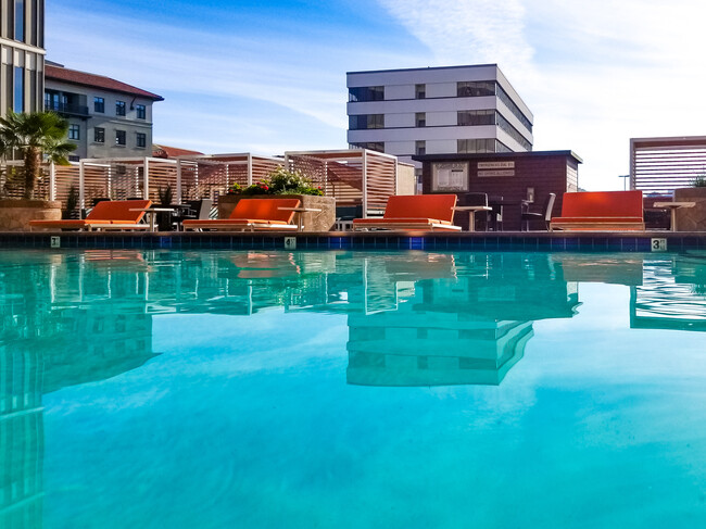 Terraza con cabañas Tuuci - Two50 Downtown Apartamentos